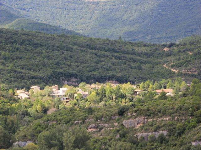Saint Martin des Puits au milieu des collines autour de notre location de vacances