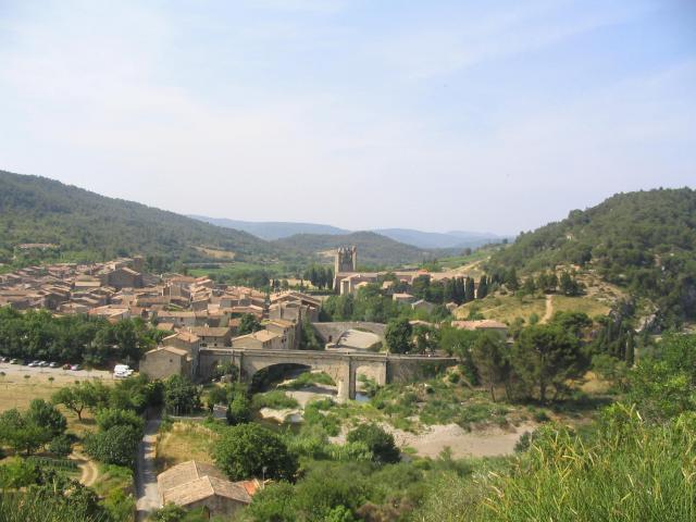 Le village de Lagrasse et son abbaye à 10mn  autour de notre location de vacances