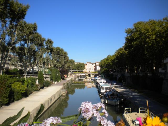 Narbonne vue sur le canal de la Robine et le pont des marchands autour de notre location de vacances