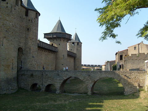 La cité de carcassonne. autour de notre location de vacances