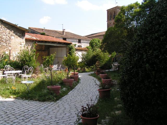 Une vue de la cour de la serre