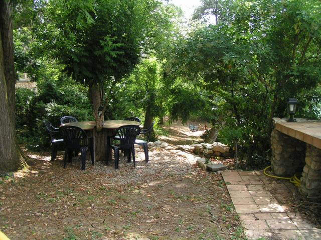 Un barbecue et sa table-arbre