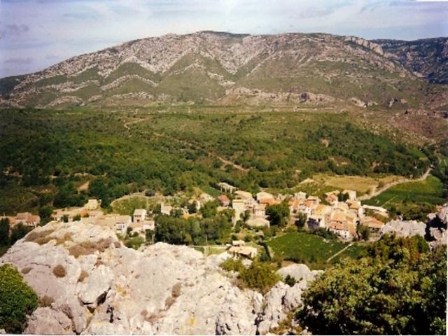 Les corbières, vignes, garrigue, serres , cailloux autour de notre location de vacances