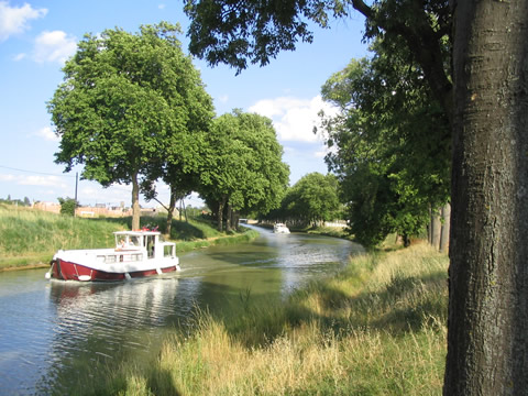 Bateau sur le canal du midi autour de notre location de vacances