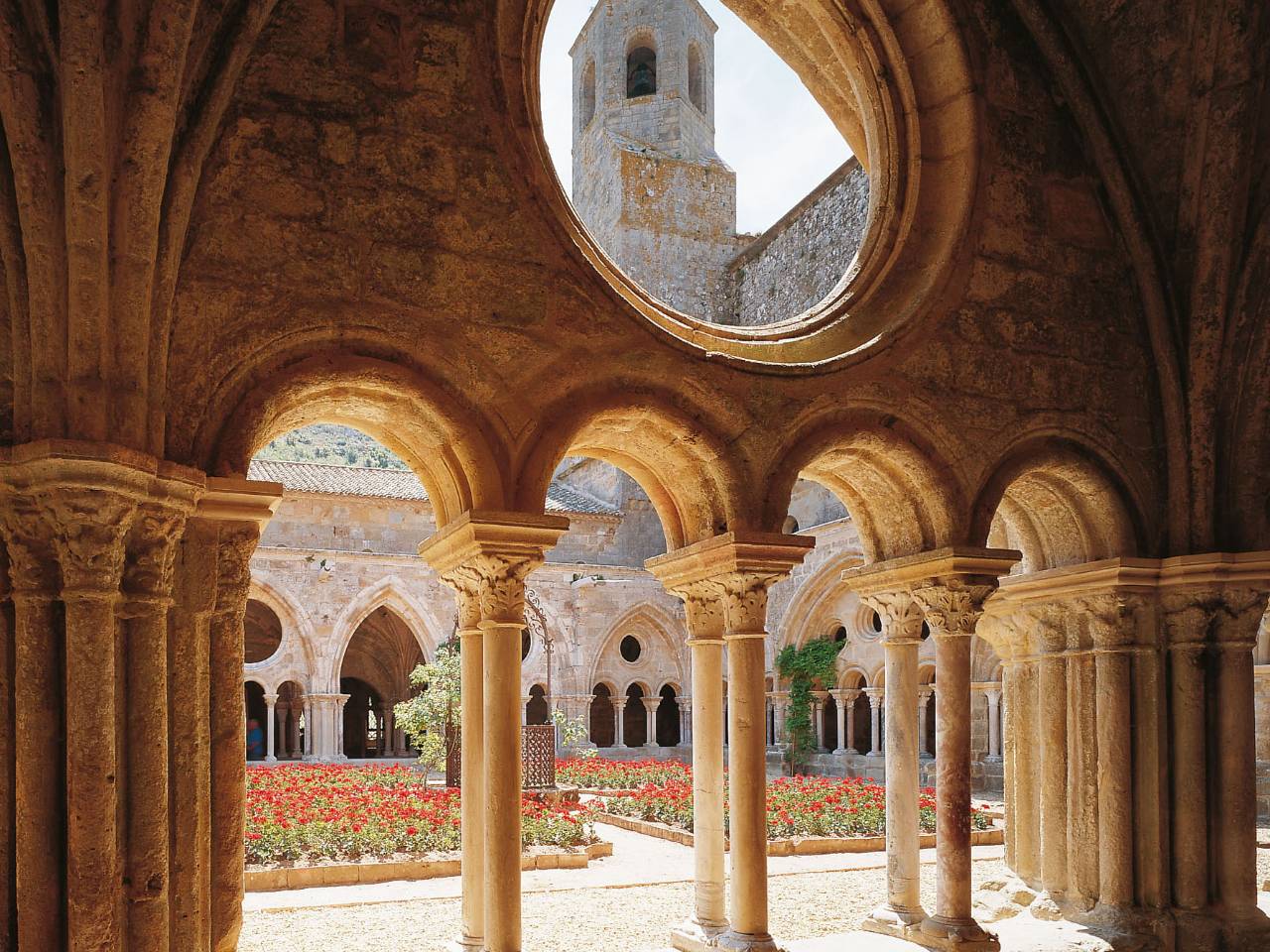 L'abbaye de Fontfroide autour de notre location de vacances