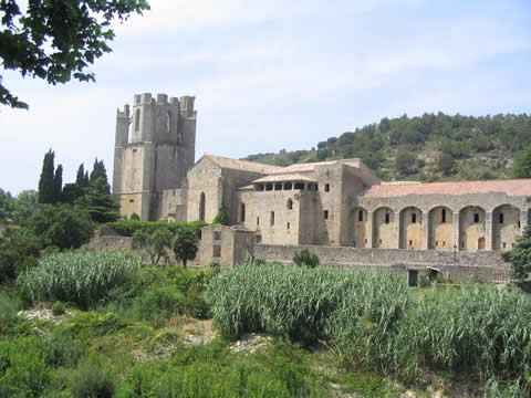 Sur la route de lagrasse autour de notre location de vacances