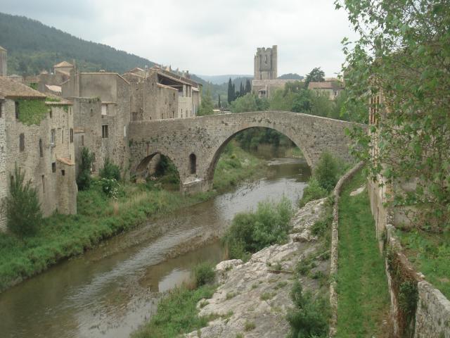 Village de lagrasse autour de notre location de vacances