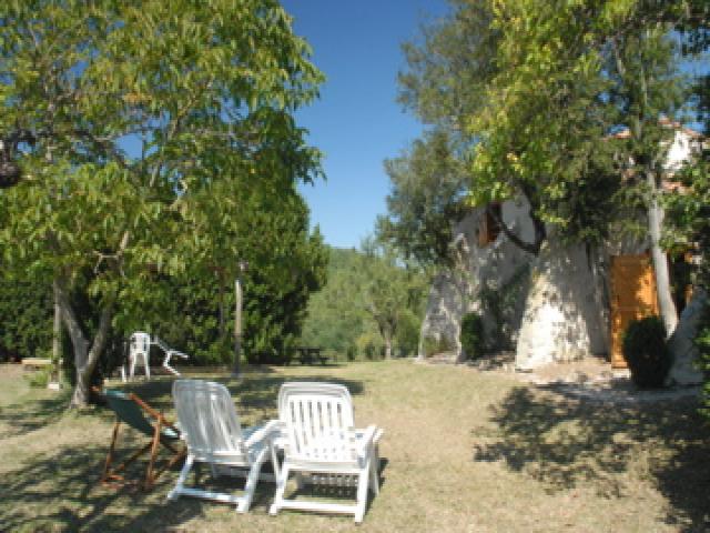  chaises longues au jardin autour de notre location de vacances