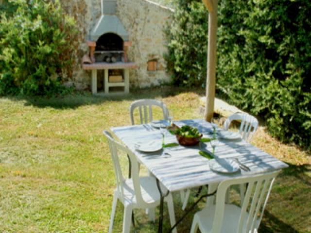 Prendre son repas au jardin autour de notre location de vacances