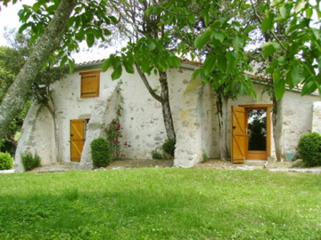 le gîte du Val d'Ambronne en pleine verdure