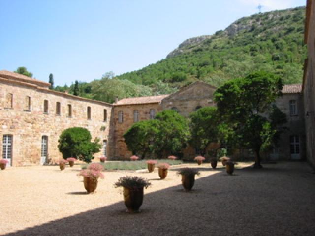 Dans la cours de l'abbaye de fontfroide autour de notre location de vacances