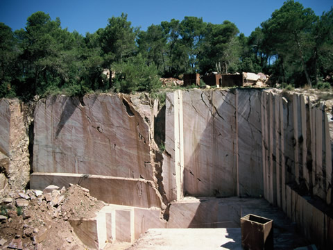 Carrières de marbre rouge (4 km) autour de notre location de vacances