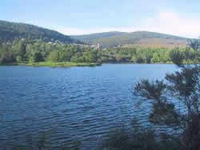 Baignade et pique nique au lac de pradelles-  autour de notre location de vacances