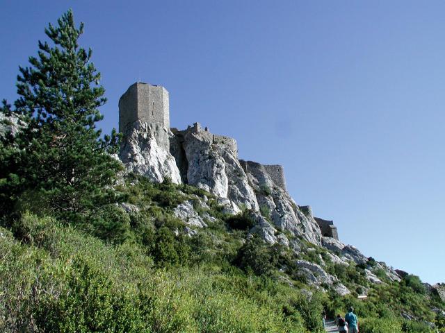 La citadelle du vertige de Quéribus en surplomb du village de Cucugnan autour de notre location de vacances