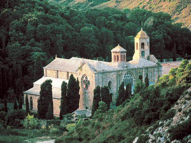 L'abbaye de fontfroide joyau de l'art roman à 40mn autour de notre location de vacances