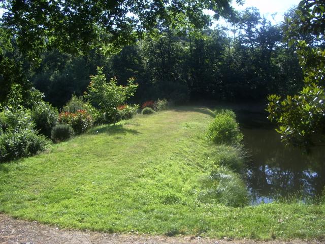 Le petit lac a deux pas  autour de notre location de vacances