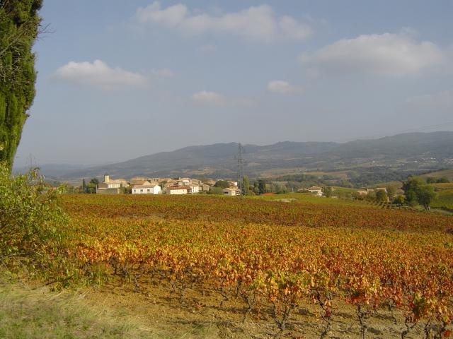 Une vue du village depuis les chemins de randonnée.