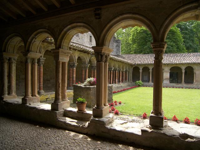 Le cloître  autour de notre location de vacances