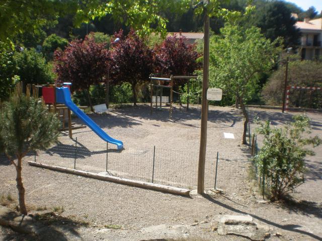 L'aire de jeux pour les enfants autour de notre location de vacances