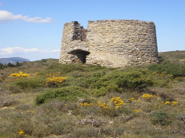 Les ruines d'un vieux moulin autour de notre location de vacances