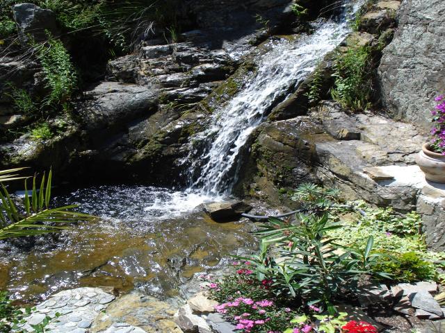 De novembre à fin juin, cette jolie cascade coule à l'arrière de notre maison.