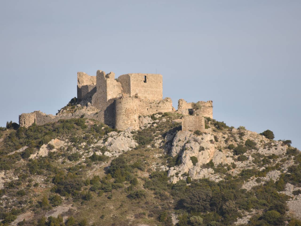 Château d'Aguilar autour de notre location de vacances
