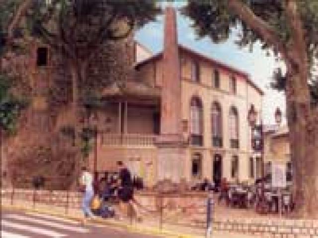 La grande fontaine devant le café